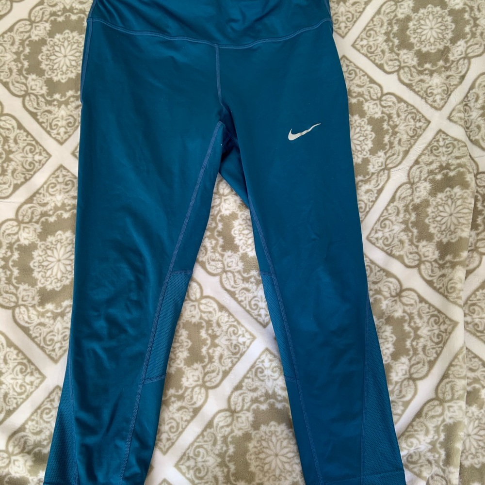 blue cropped Nike Pro leggings
